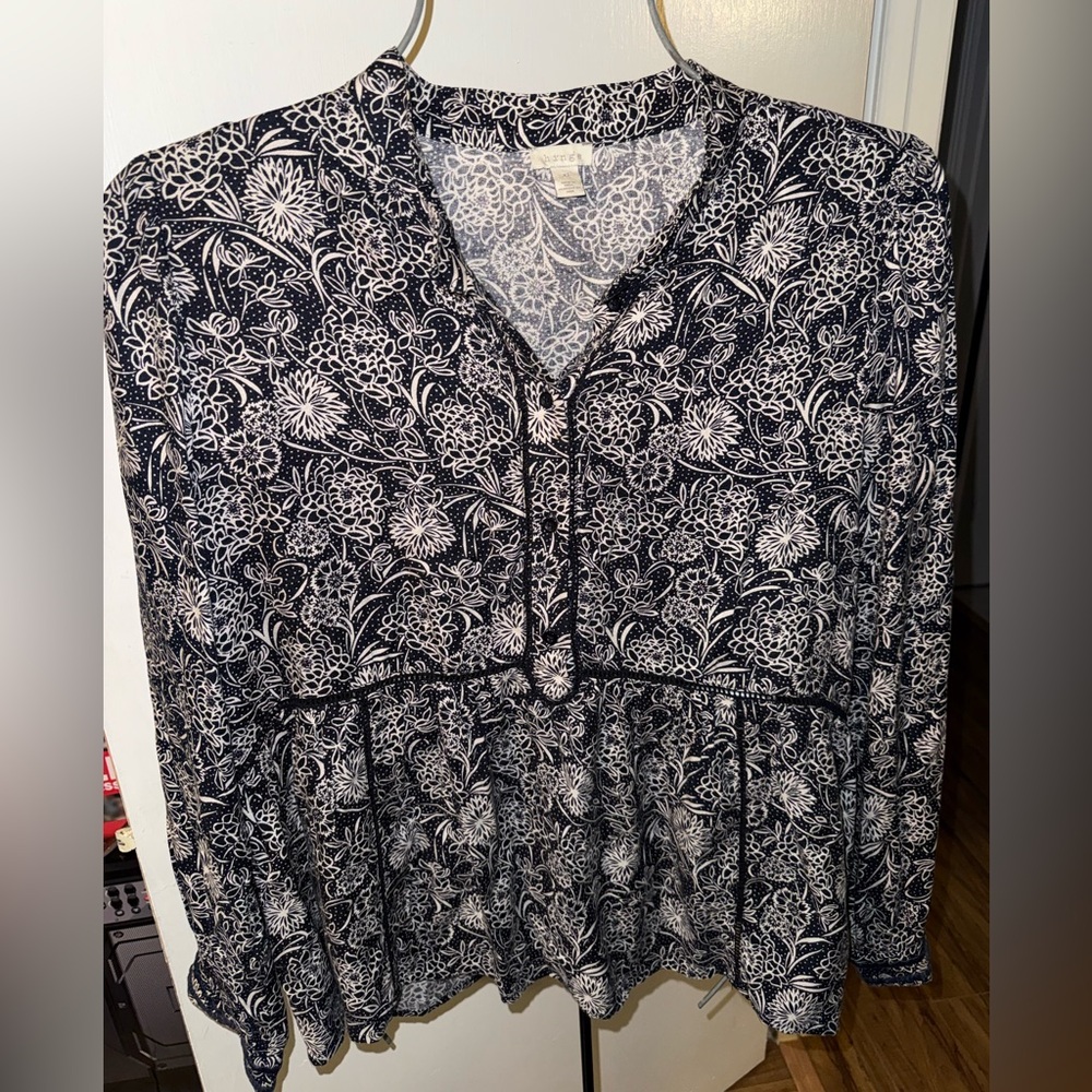 Hinge Monochrome Floral Top